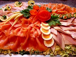 Dekorative Fischplatte mit Forelle und Lachs