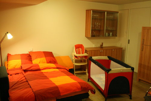 Wohnraum mit Kinderbett