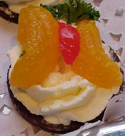 Schwarzbrottaler mit Mandarinenfilet und Frischkse